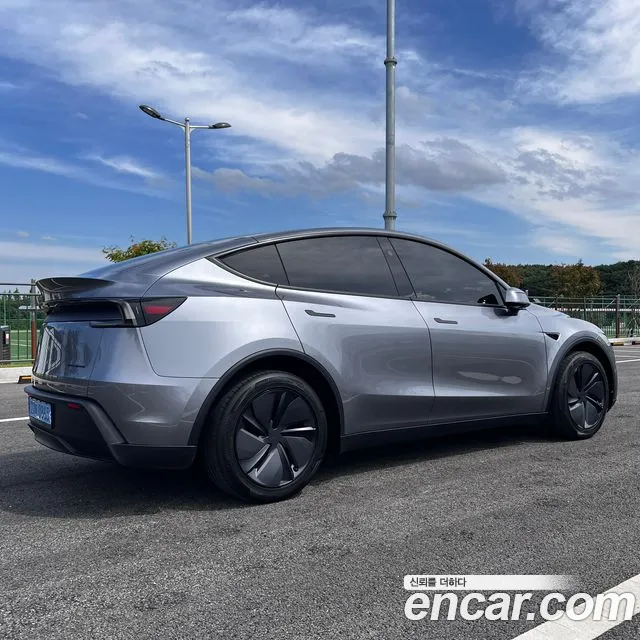 Tesla Model Y — Фото автомобиля 4