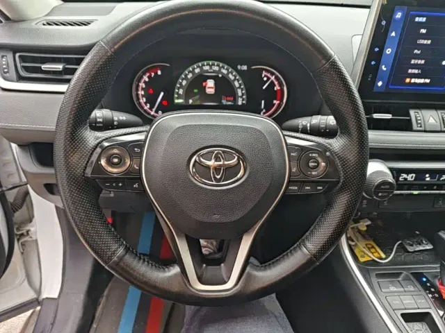 Toyota RAV4 — Фото автомобиля 10
