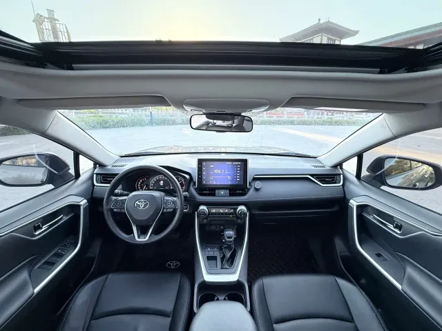 Toyota RAV4 — Фото автомобиля 5