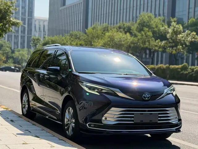 Toyota Sienna — Фото автомобиля 2