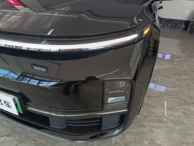 Li Auto L8 — Фото автомобиля 23