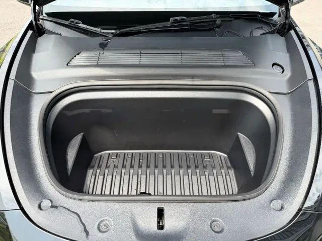 Tesla Model Y — Фото автомобиля 14
