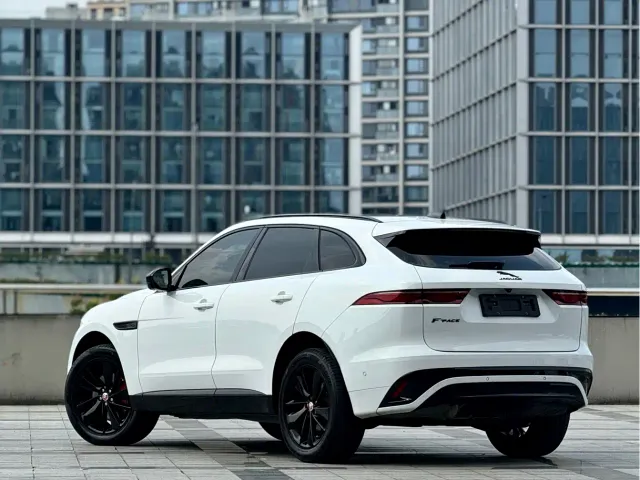 Jaguar F-Pace — Фото автомобиля 3