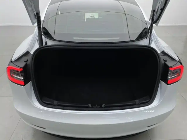 Tesla Model 3 — Фото автомобиля 9