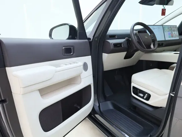 Li Auto MEGA — Фото автомобиля 11