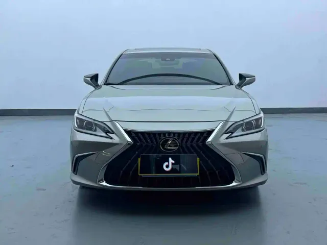 Lexus ES — Фото автомобиля 2