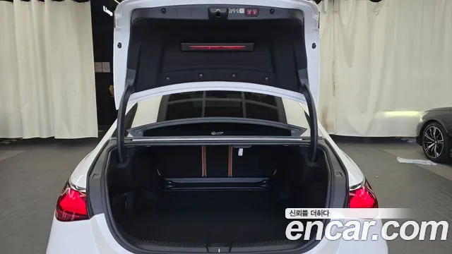Mercedes-Benz E-Class — Фото автомобиля 20