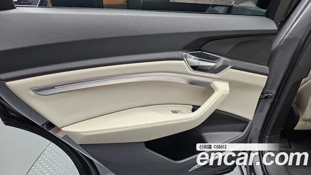 Audi e-tron — Фото автомобиля 24
