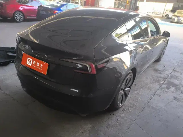 Tesla Model 3 — Фото автомобиля 12
