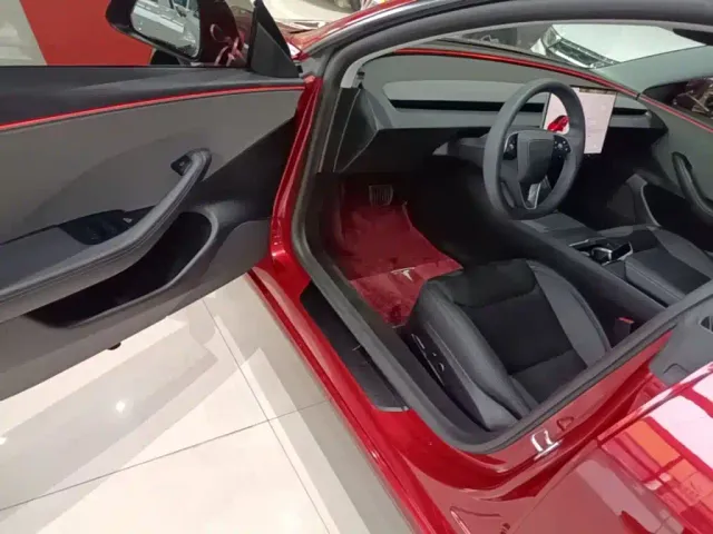 Tesla Model 3 — Фото автомобиля 15