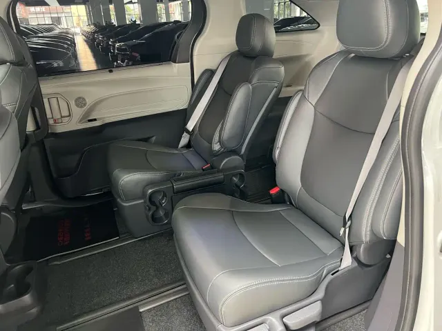 Toyota Sienna — Фото автомобиля 10