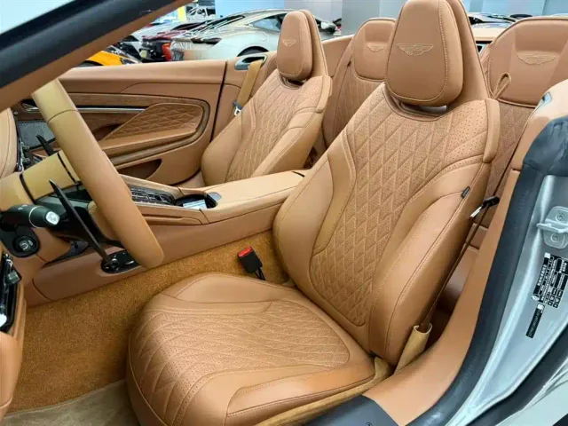 Aston Martin DB12 — Фото автомобиля 5