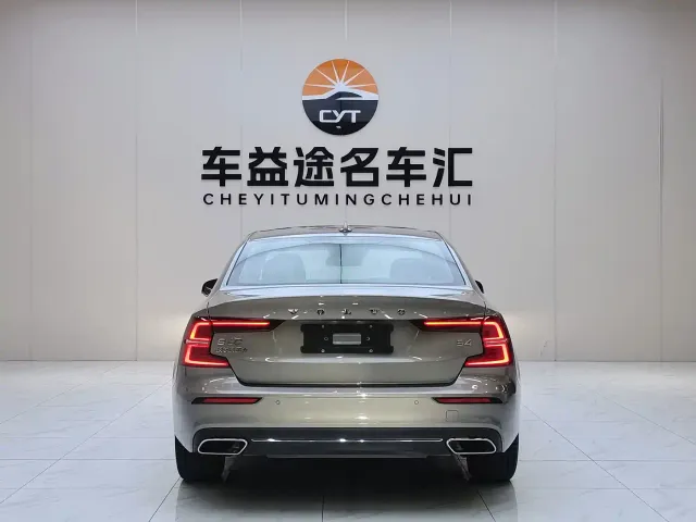 Volvo Volvo S60 2022 B4 Smart Comfort Luxury Edition — Фото автомобиля 5