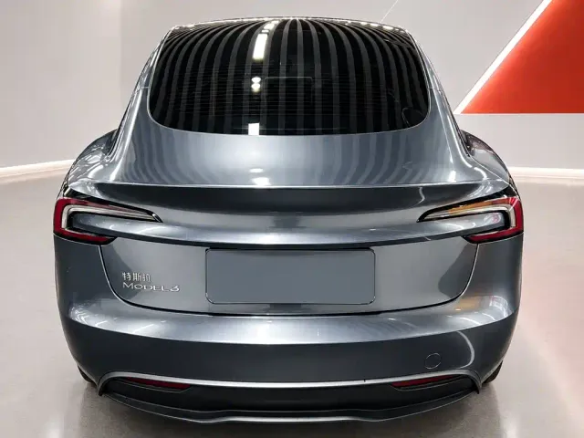 Tesla Model 3 — Фото автомобиля 5
