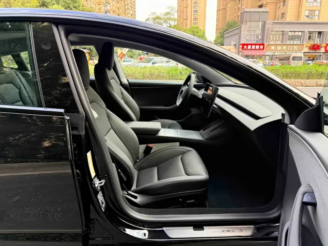 Tesla Model 3 — Фото автомобиля 11