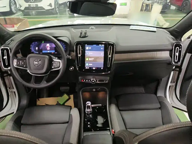 Volvo XC40 — Фото автомобиля 9