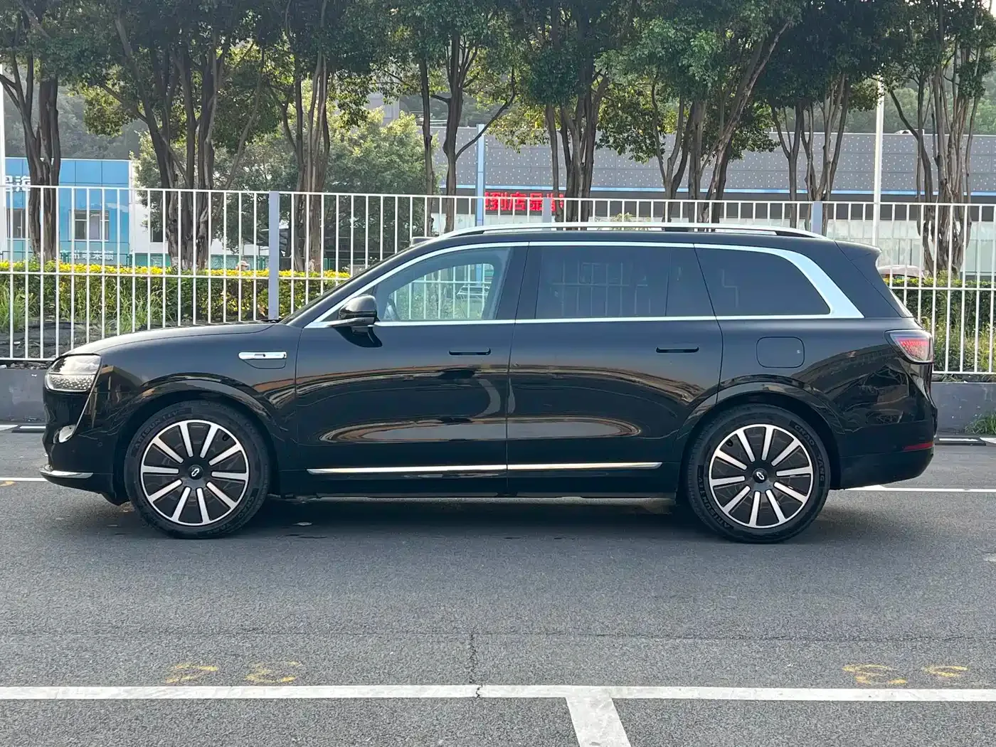 AITO Wenjie AITO M9 2024 Range Extender Max Edition 42kWh 6-seater — Фото автомобиля 4