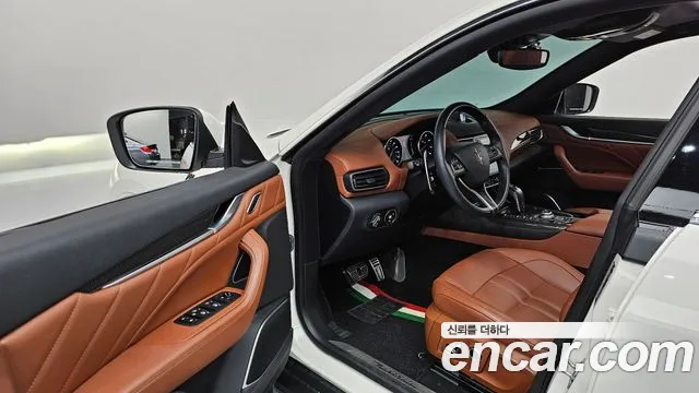 Maserati Levante — Фото автомобиля 10