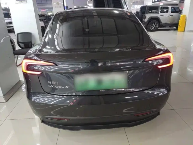 Tesla Model 3 — Фото автомобиля 5