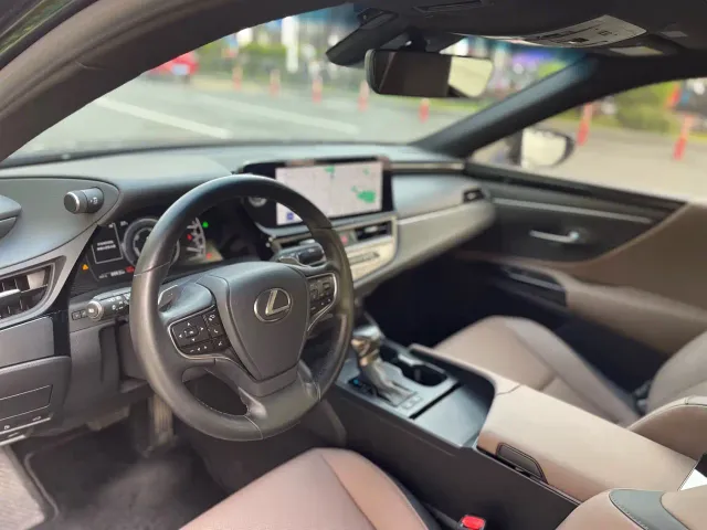 Lexus ES — Фото автомобиля 14