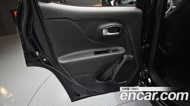 Jeep Renegade — Фото автомобиля 22