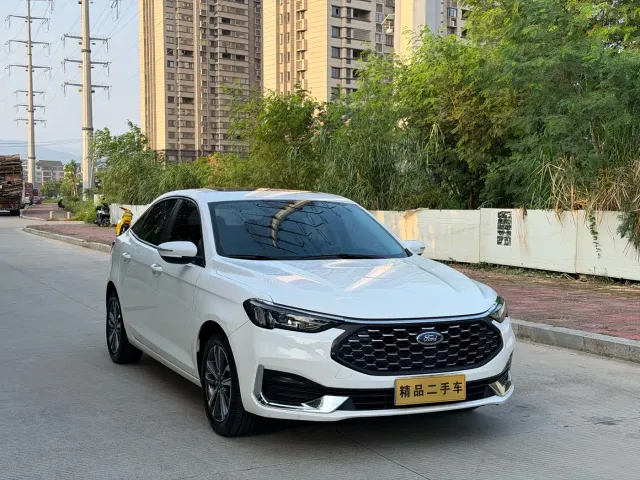 Ford Escort — Фото автомобиля 3