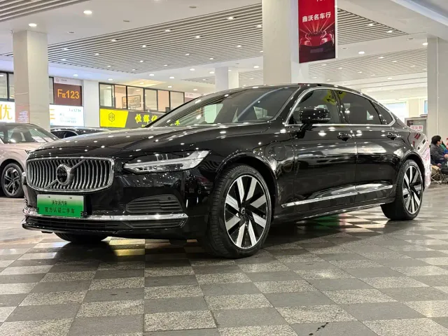 Фотография автомобиля — Volvo S90