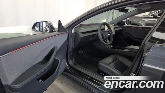 Tesla Model 3 — Фото автомобиля 10