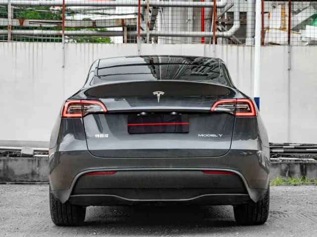 Tesla Model Y — Фото автомобиля 5