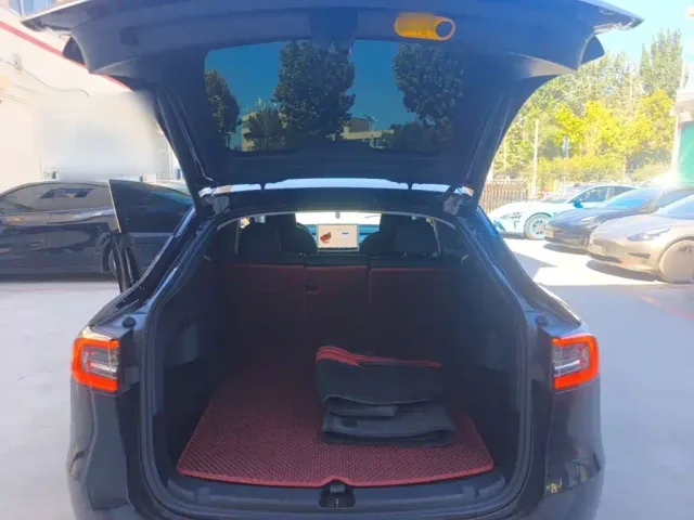 Tesla Model Y — Фото автомобиля 18