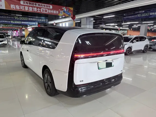 Li Auto MEGA — Фото автомобиля 8