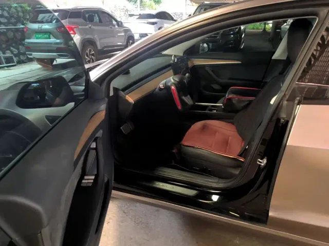 Tesla Model 3 — Фото автомобиля 12