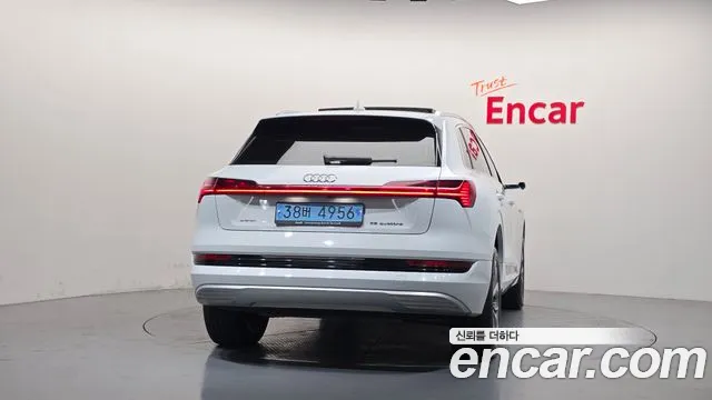 Audi e-tron — Фото автомобиля 4