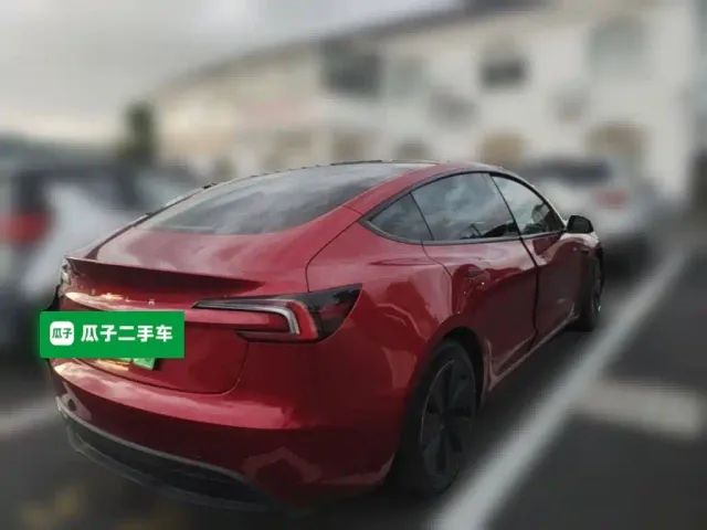 Tesla Model 3 — Фото автомобиля 4