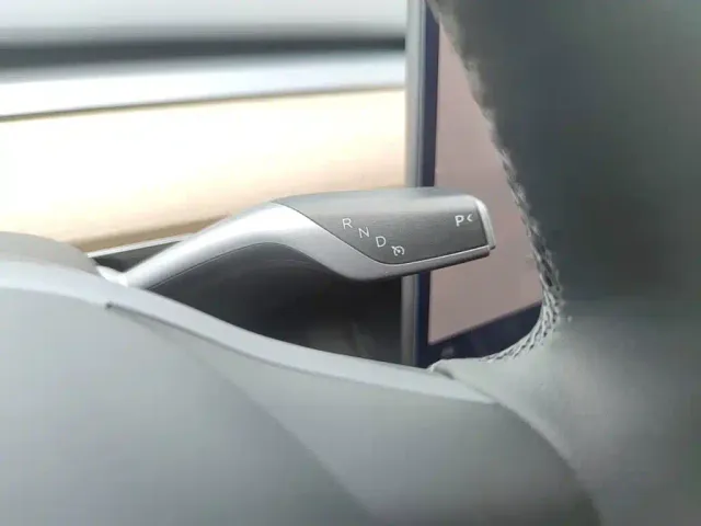 Tesla Model Y — Фото автомобиля 13