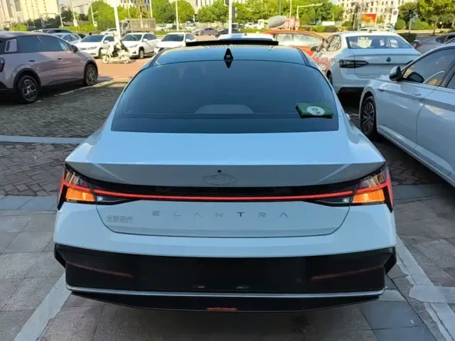 Hyundai Elantra — Фото автомобиля 5