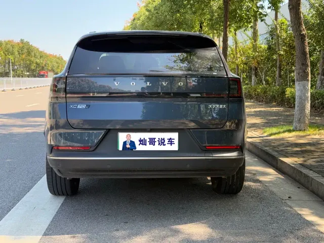Volvo XC70 Plug-in Hybrid — Фото автомобиля 10