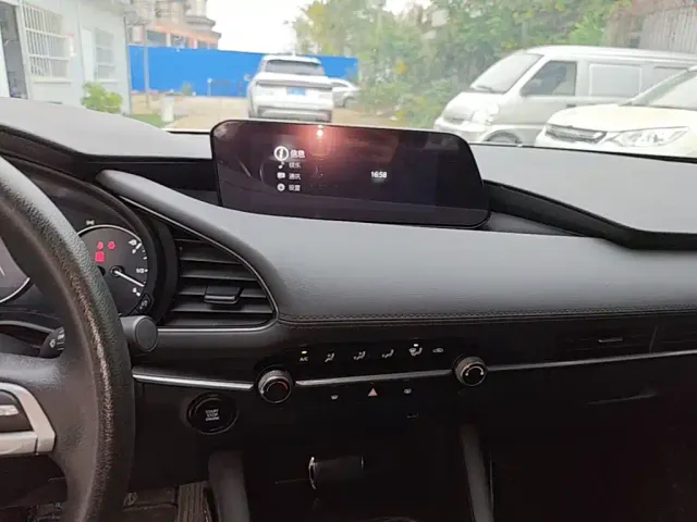 Mazda Axela — Фото автомобиля 12