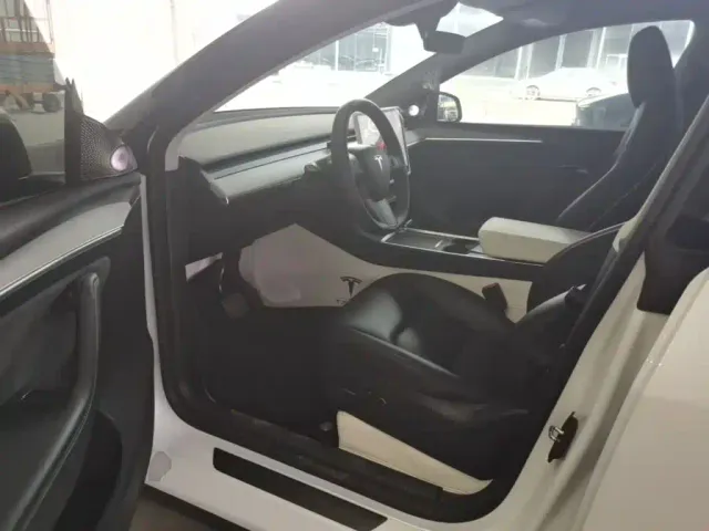 Tesla Model Y — Фото автомобиля 15