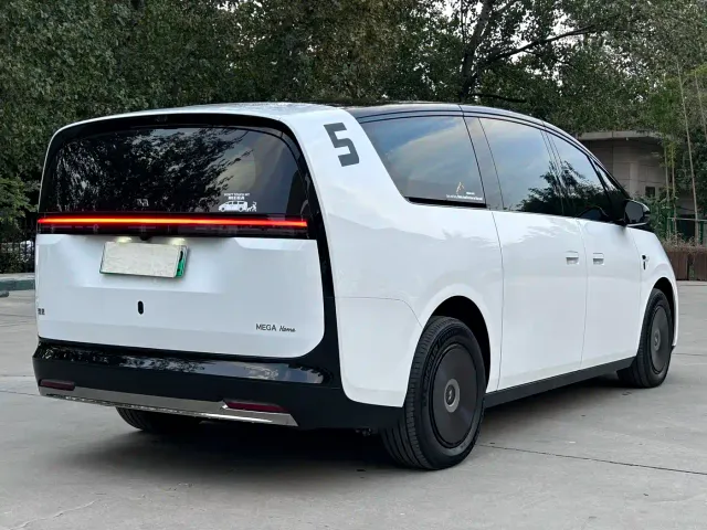 Li Auto MEGA — Фото автомобиля 4