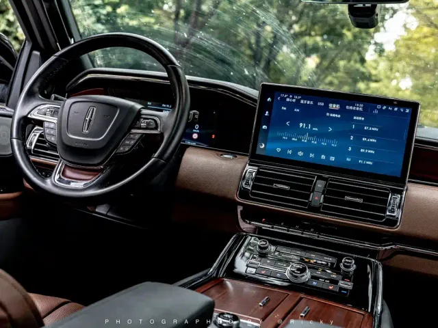Lincoln Navigator — Фото автомобиля 4