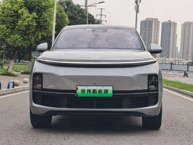 Li Auto L8 — Фото автомобиля 2