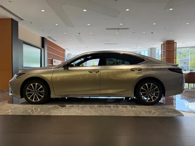 Lexus ES — Фото автомобиля 3