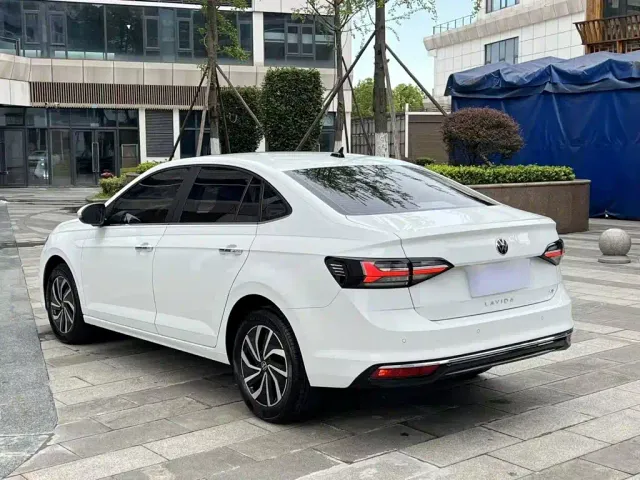 Volkswagen Lavida — Фото автомобиля 4
