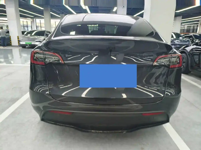 Tesla Model Y — Фото автомобиля 9