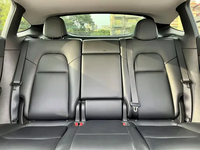 Tesla Model Y — Фото автомобиля 13