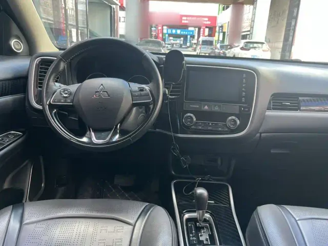 Mitsubishi Outlander — Фото автомобиля 7