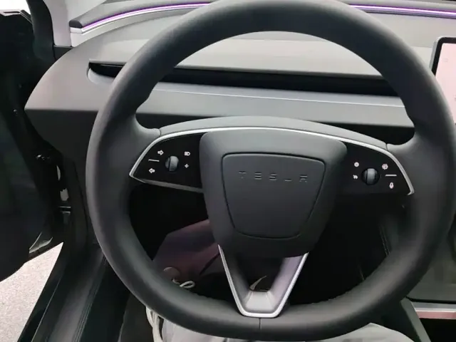 Tesla Model 3 — Фото автомобиля 10