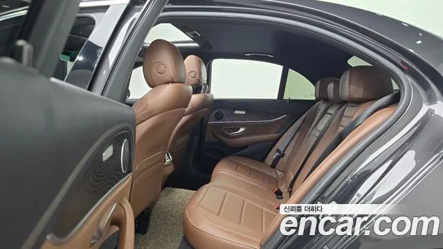 Mercedes-Benz E-Class — Фото автомобиля 12