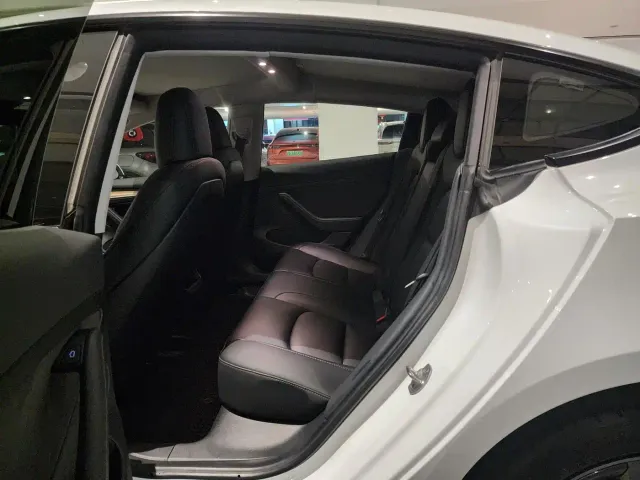 Tesla Model 3 — Фото автомобиля 5
